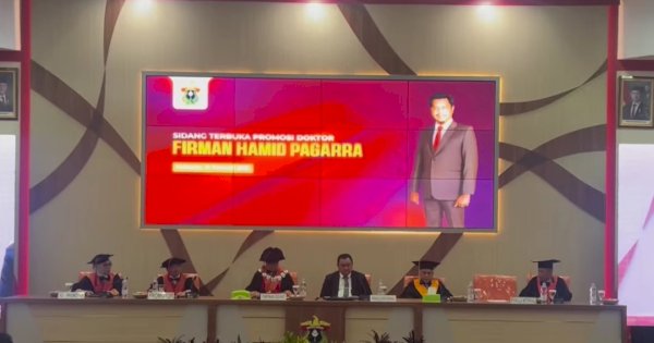 Disertasi Collective Innovation, Firman Pagarra Lulus Doktor Cum Laude