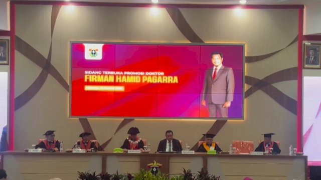 Kepala Badan Pendapatan Daerah (Bapenda) Firman Hamid Pagarra, Saat Ujian Doktor di Universitas Hasanuddin Makassar, Dok HN.