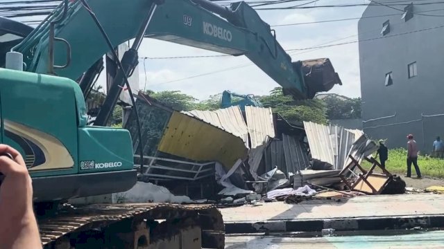 Eksekusi Lahan di Makassar Berujung Ricuh, Massa Bakar Ban dan Lempari Petugas