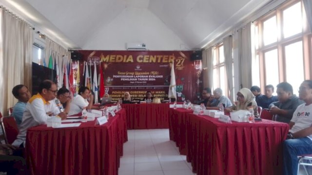 Ketua KPUD Sinjai, Muhammad Rusmin, bersama peserta FGD membahas evaluasi Pilkada 2024 di Aula KPUD Sinjai, Rabu (19/2/2025) ||hn_irman