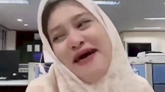 Tangkapan layar video Dwi Citra Wni viral usai sindir pegawai honorer pakai BPJS. Foto: dok HN