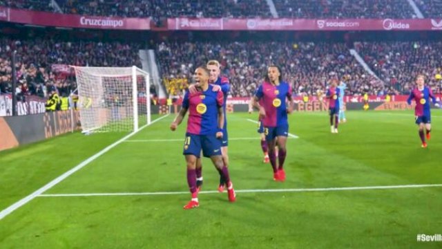 Raphinha mencetak gol spektakuler dari luar kotak penalti dalam kemenangan 4-1 Barcelona atas Sevilla ||X@fcbstann