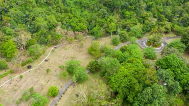 Foto udara Taman Purbakala Sumpang Bitta yang berada di Kelurahan Balocci Baru, Kecamatan Balocci, Kabupaten Pangkajene Kepulauan. Foto: dok. Geopark Maros-Pangkep