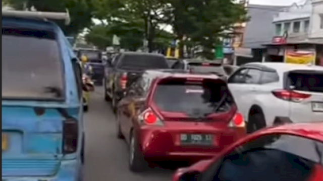 Macet parah setiap hari terjadi di perbatasan Makassar-Gowa Jl Hertasning Baru. Foto: dok