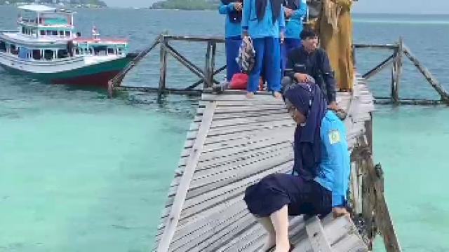 Sejumlah tenaga kesehatan dan guru di Pulau Sembilan, Kabupaten Sinjai, menghadapi tantangan besar akibat ombak tinggi serta dermaga yang rusak saat menjalankan tugas ||Ist 