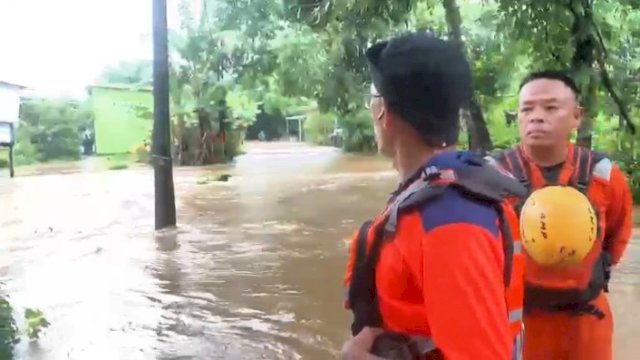 Tangkapan Layar Suasana Tim BPBD Maros Tinjau Banjir.