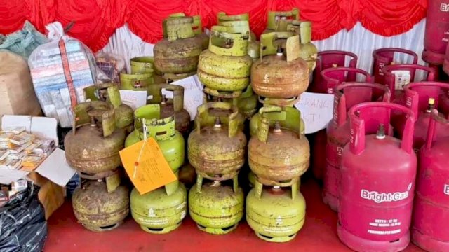 Barang bukti berupa tabung gas LPG 3 kg, 12 kg, dan peralatan penyuntikan yang diamankan polisi dalam penggerebekan di Jakarta Utara ||handover 