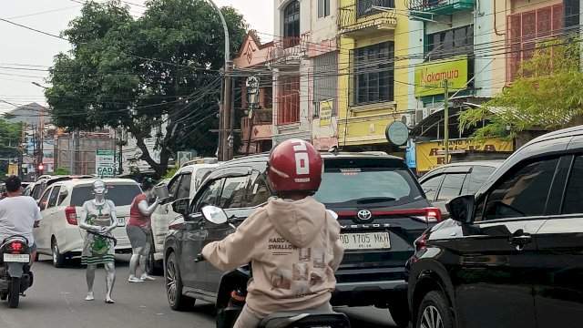 Aktivitas manusia silver di Kota Makassar. Foto: HN/Dita