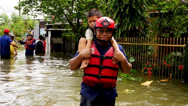 Curah hujan cukup tinggi di Kota Makassar menyebabkan banjir di beberapa titik kota. Foto: dok Damkarmart Makassar
