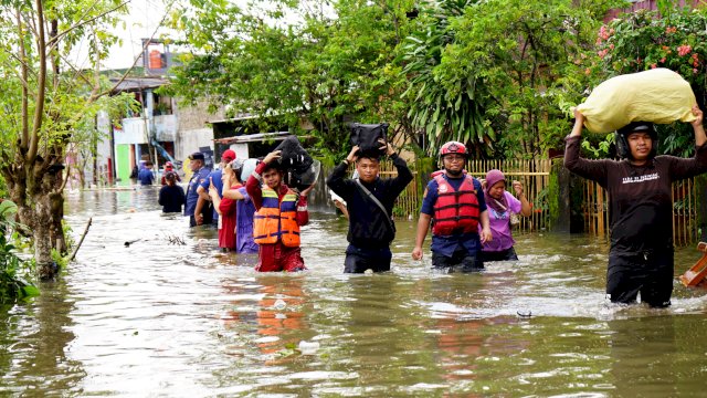 Warga Kecamatan Manggala terpantau mengungsi dari banjir yang melanda Makassar. Foto: dok Kepala Damkarmat Makassar 