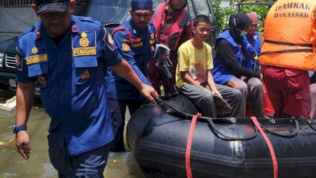 Kondisi banjir di Kota Makassar menyebabkan ribuan warga harus mengungsi. Foto: dok Damkarmart Makassar