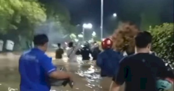 Setiap Tahun Jalan Depan Kantor Bupati Maros Direndam Banjir