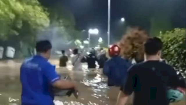 Kondisi banjir di depan kantor Bupati Maros. Foto: dok HN