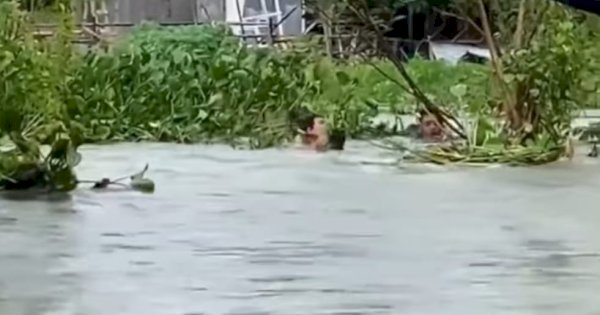 Aksi Heroik Pria di BTP Selamatkan Bocah yang Terseret Banjir