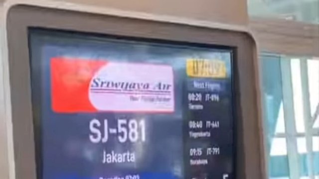 Tangkapan layar TV jadwal penerbangan Sriwijaya Air yang dibatalkan pihak maskapai di akun @mksinfo.official