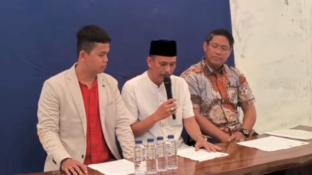 Konferensi Pers Kades Kohod Arsin Bin Asip (pakai songkok) di Kecamatan Sukahaji, Kabupaten Tangerang, Banten. Foto: ist