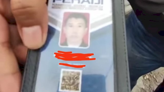 ID card pengendara yang terlibat saling senggol disekitar Jl. Penjernihan - Jl. Dr Leimena, Antang, Kecamatan Manggala, Kamis (20/2/2015) pagi tadi. Foto: dok