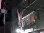 Terjadi di Sulteng, Aksi Nekat Pria Lompat dari Hotel dan Bergelantungan Mirip Spiderman