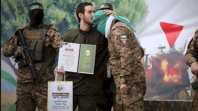 Momen sandera Israel, Omer Shem Tov, mencium kening pejuang Hamas. Foto: ist