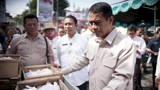 Mentan Amran Sulaiman saat operasi pasar di Magelang, Jawa Tengah. Foto: dok