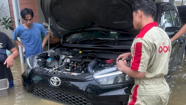 Sebagai bentuk kepedulian, Kalla Toyota menghadirkan program &ldquo;Kalla Toyota Peduli Banjir&rdquo;, yang menawarkan berbagai layanan dan kemudahan bagi pelanggan yang kendaraannya terdampak banjir sehingga dapat memberikan solusi yang cepat dan tepat bagi pelanggan yang mengalami kendala akibat bencana banjir, serta memastikan kendaraan tetap dalam kondisi optimal untuk digunakan kembali. (Foto: ist)