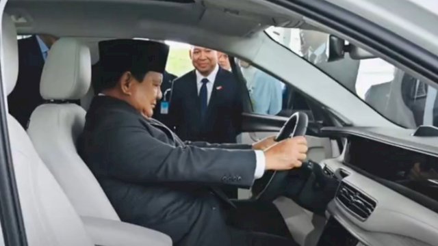 Presiden Prabowo Subianto, mencoba duduk di kursi kemudi mobil listrik Togg T10X yang diserahkan oleh Presiden Turkiye, Recep Tayyip Erdogan, dalam acara simbolis di Istana Kepresidenan Bogor (12/2/25) ||handover 