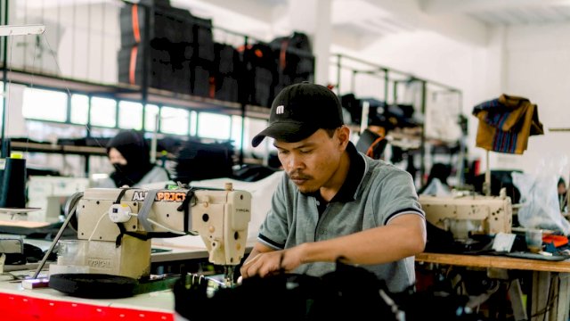Bahan Katun vs. Polyester: Mana yang Lebih Baik untuk Seragam Anda?