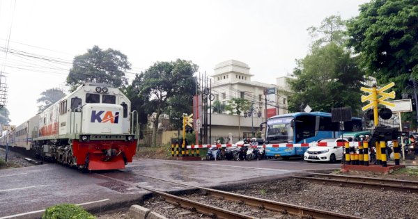 Jarak Antar Perjalanan KA Semakin Singkat: KAI Ingatkan Keselamatan di Perlintasan Sebidang Sesuai Undang-Undang Perkeretaapian