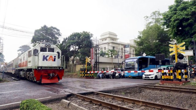 Jarak Antar Perjalanan KA Semakin Singkat: KAI Ingatkan Keselamatan di Perlintasan Sebidang Sesuai Undang-Undang Perkeretaapian