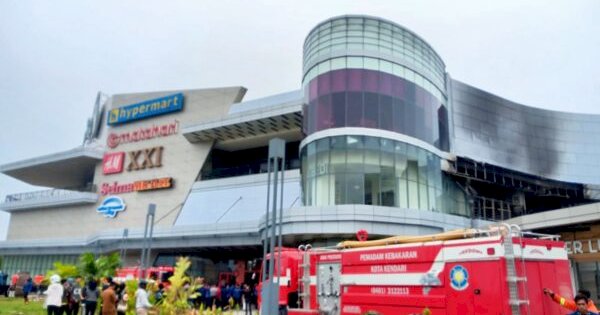 The Park Mall Kendari Terbakar, Asap Tebal Menyulitkan Pemadaman