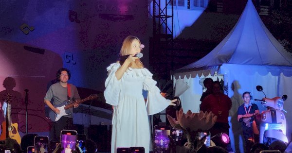 Yamaha FYP Meriah di SMA 17 Makassar, Nadin Amizah Hipnotis Ratusan Pelajar