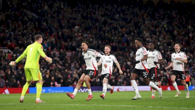 Para pemain Fulham merayakan kemenangan dramatis mereka atas Manchester United di Old Trafford setelah memastikan tempat di perempat final Piala FA ||X@PLinUSA