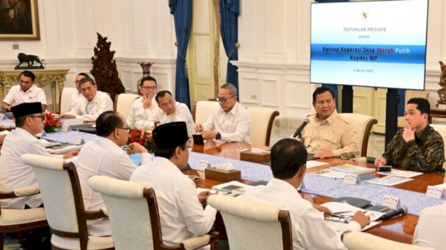 Presiden Prabowo Subianto bersama Menko Bidang Pangan Zulkifli Hasan dan jajaran Menteri Kabinet Merah Putih saat membahas program Koperasi Desa Merah Putih di Istana Merdeka, Jakarta, Senin (3/3/25) ||X@ferryjulianto