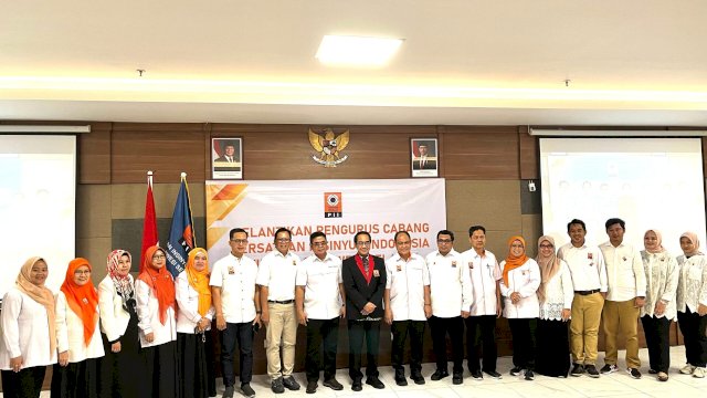 Foto bersama pengurus cabang Persatuan Insinyur Indonesia (PII) Wilayah Sulawesi Selatan di Unhas Hotel, Makassar, Jumat (28/02/2025)/ Foto: Dok PII Wilayah Sulawesi Selatan.