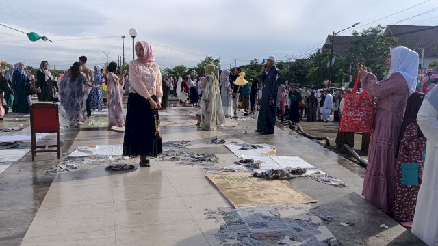 Pemandangan usai shalat Ied di pelataran Masjid Agung Syekh Yusuf Gowa. Foto: HN/Sinta