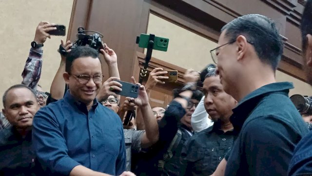 Tom Lembong salami Anies Baswedan sebelum sidang dimulai. Foto: dok kompas