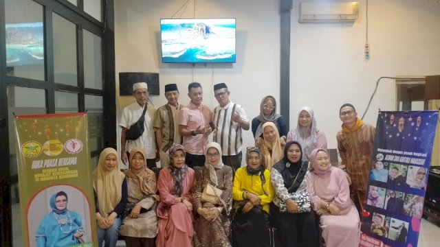Alumni SMA Kartika Makassar saat foto bersama usai buka puasa di RM CRM. (Foto: Gita/HN)