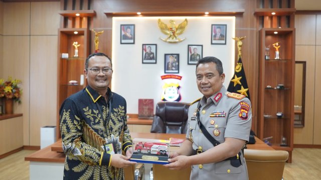 Executive General Manager Pertamina Patra Niaga Sulawesi, Fanda Chrismianto dan Kapolda Sulawesi Tenggara, Irjen Pol Dwi Irianto