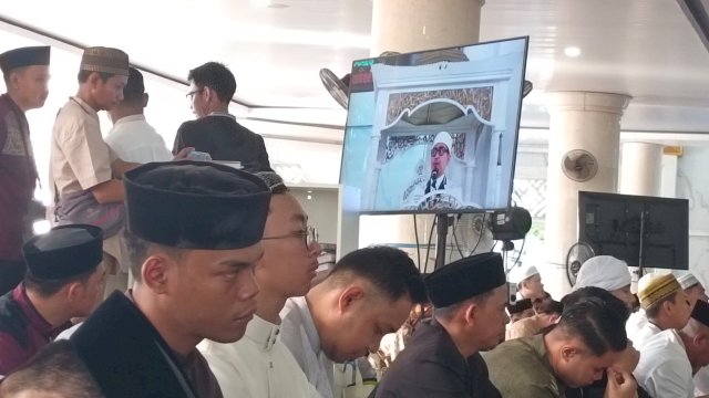 Ustaz Sholeh Mahmud atau yang lebih dikenal sebagai Ustaz Solmed, membawakan khutbah salat Idulfitri di Masjid Syekh Yusuf, Kabupaten Gowa, Sulawesi Selatan, Senin (31/3/2025). Foto: HN/Sinta