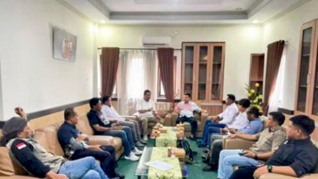 Ketua PWI Gowa, Arman Sewang Dg Kulle, bersama rombongan saat bertemu Ketua DPRD Gowa, Muhammad Ramli Siddik Dg Rewa, di Kantor DPRD Gowa, Senin (20/01). ||handover 