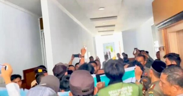 Desak Transparansi, Puluhan Pemuda Geruduk Kantor Bupati Lutra