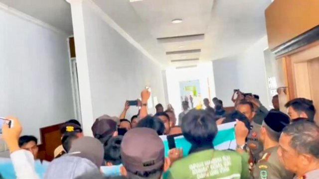Puluhan pemuda dan mahasiswa melakukan aksi demonstrasi di Kantor Bupati Luwu Utara, menuntut transparansi dan solusi atas berbagai permasalahan daerah. ||tangkaplayarvideoamatir