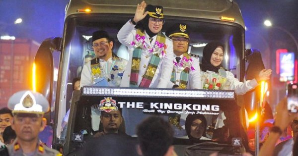 Ribuan Warga Gowa Sambut HT-DM Usai Tarawih Perdana Ramadan