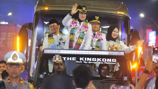 Bupati Gowa, Husniah Talenrang, dan Wakil Bupati Darmawangsyah Muin melambaikan tangan kepada warga dari atas jeep terbuka, disambut antusias ribuan masyarakat Gowa ||doc_tim media hatidamai