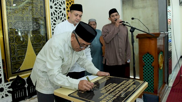 Ilham Arif Sirajuddin Bersama Wali Kota Makassar Munafri Arifuddin, saat Meresmikan Masjid Barakatul Ilham.