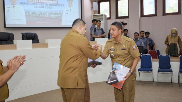 Andi Bukti Djufrie Saat Menerima SK sebagai Pelaksana Tugas (Plt) Kepala Dinas Pendidikan Kota Makassar, Foto: Humas Kesbangpol Makassar.
