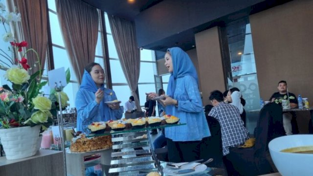 Suasana buka puasa di ON20 Hall & Dine, Aston Makassar, dengan pemandangan kota dari lantai 20. Beragam menu lezat siap dinikmati para tamu ||doc_astonmakassar