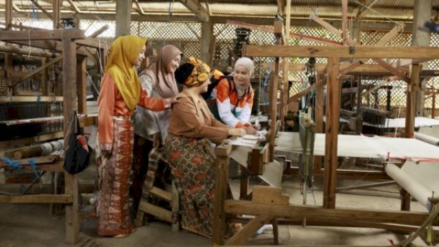 PT Bank BTPN Syariah Tbk catat kinerja terjaga 2024 dengan laba bersih Rp1,06 triliun. Fokus pada pembangunan perilaku unggul BDKS untuk masyarakat inklusi. ||doc_btpnsyariah