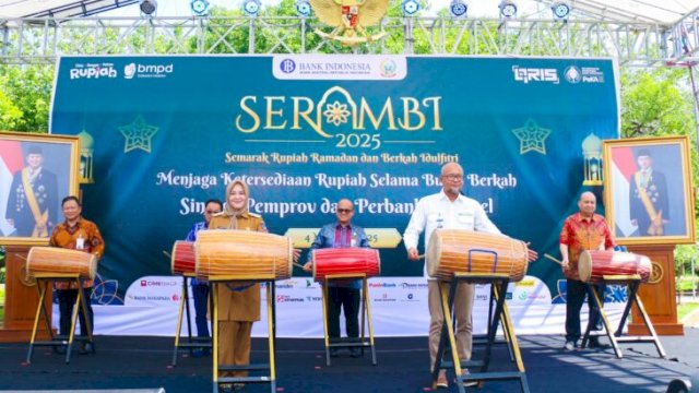 Kepala BI Sulsel Rizki E. Wimanda bersama Wagub Sulsel Fatmawati Rusdi saat membuka program SERAMBI 2025 di Masjid Al-Markaz Al Islami, Makassar ||doc_bankindonesiasulsel