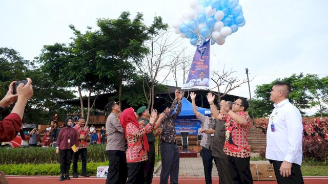 Bupati Gowa Sitti Husniah Talenrang bersama Wakil Bupati Darmawangsyah Muin (DM) meluncurkan program prioritas 'Gowa Annangkasi' (Gowa Bersih), Foto: Dok Humas Gowa.